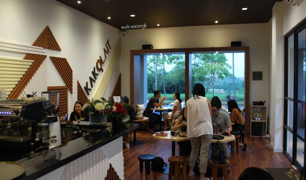 Kafe Klasik Di Pinggiran Kota